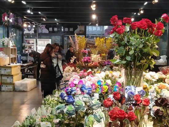 市民选购进口鲜花。