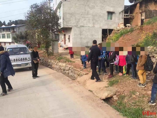 ↑民警对学生进行清点登记