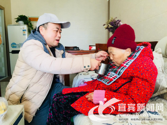 刘佳云正在给岳母喂食.(宜宾新闻网 潘一豪 摄)