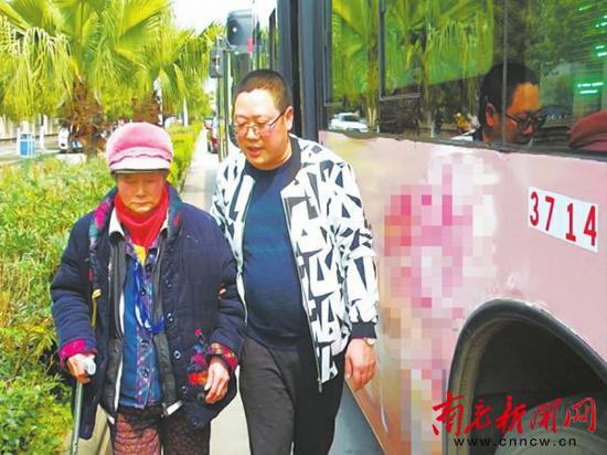 何绍勤送迷路的太婆回家