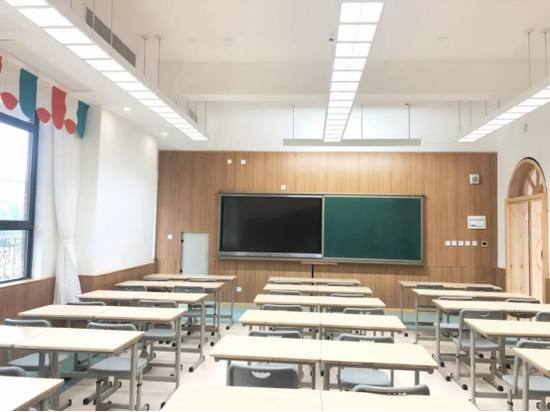 (巨资打造的教室,黑板是大数据采集器,一间教室成本30万)