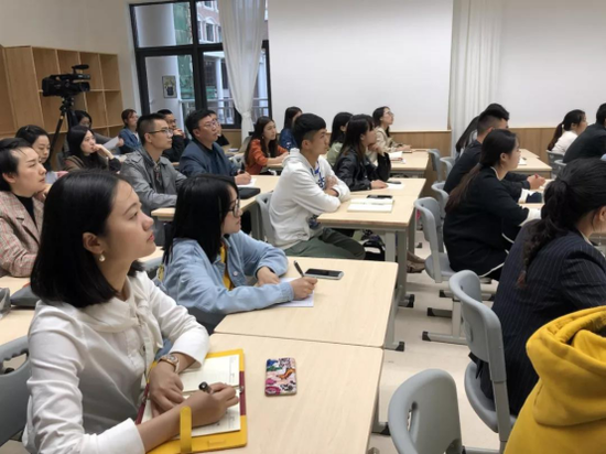 (新川的老师在培训)