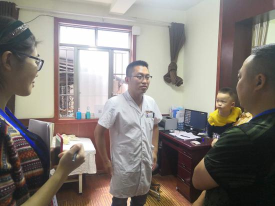 工作人员现场督导党风廉政建设社会评价工作