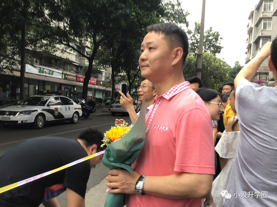 铁汉也温柔,手捧鲜花的等待,是父亲最柔软的一颗心。