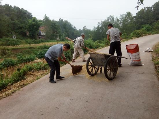 下雨时帮贫困户代少龙收稻谷