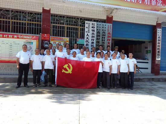 图为高洞村党员在党员活动日的合影照