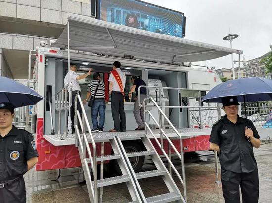 流动汽车银行在珙县政府广场为受灾群众提供应急金融服务。