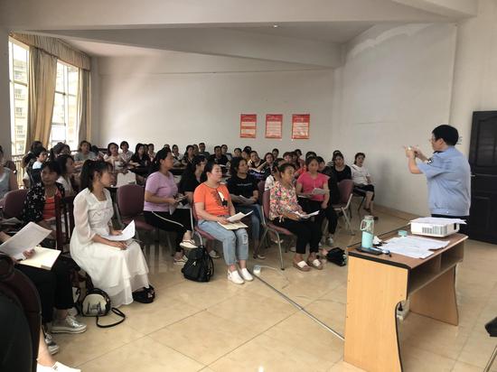 社区网格员进行培训人口普查_人口普查网格员照片