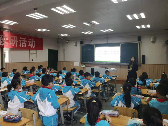 语文组袁兴容老师说讲《黄山奇石》