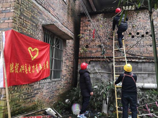 青年志愿服务队为临时监测点安装照明设备