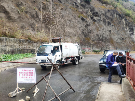 馬萬華在檢測點進行人員車輛排查登記