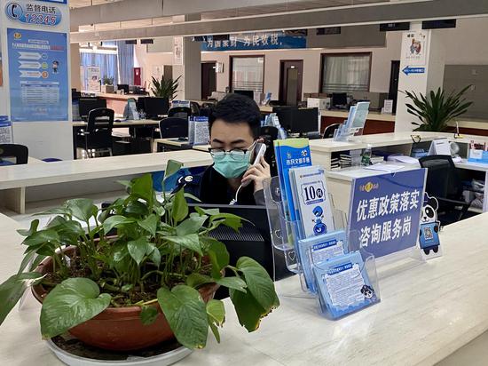 郭邦賢通過電話向企業(yè)宣傳最新稅收政策,同時收集企業(yè)辦稅需求