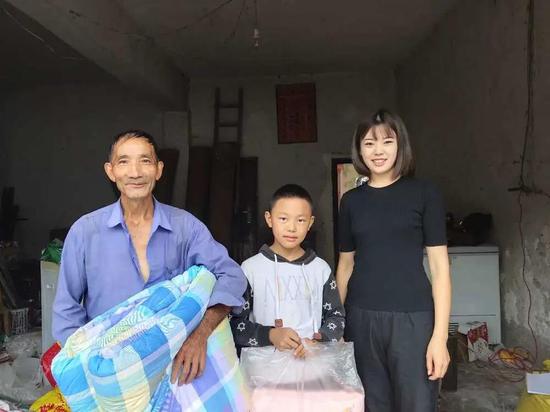 裴成霞慰问贫困群众