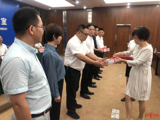 发布会现场赠送文明条例