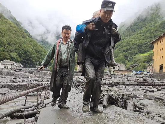 乡党委书记岳国锐与派出所民警转移孤居老人