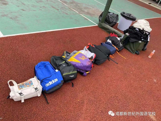 初中篮球队比赛中,背包整齐摆放,教练员周雄老师严格要求,注重提升球队精神面貌。