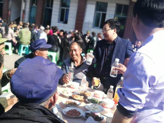 縣檔案館與峰城鎮(zhèn)板橋河村400余名群眾同吃壩壩宴