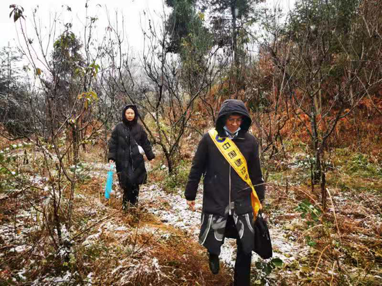 服务突击队在下乡服务的山间小路上