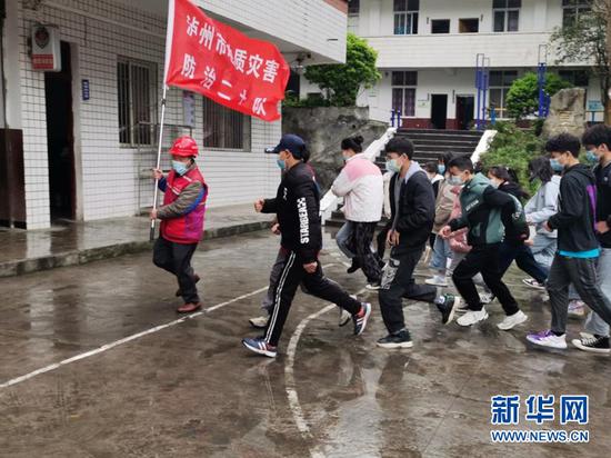 2月28日，在四川泸州市叙永县白腊苗族乡中心学校，地质灾害防治工作人员将防灾知识送进校园，开展避险演练。（四川省自然资源厅供图）