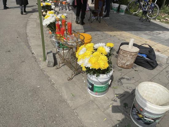 电子香烛和鲜花取代了传统祭祀用具