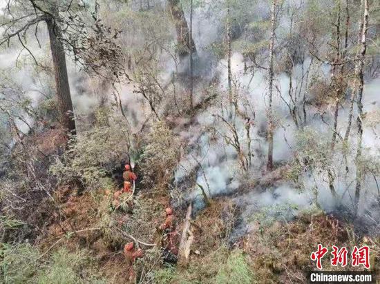 木里县博科乡洛腊村森林火灾扑救现场。 四川应急供图