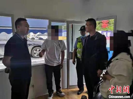 嫌疑車輛人員被警方安全控制。 四川高速公安二分局供圖