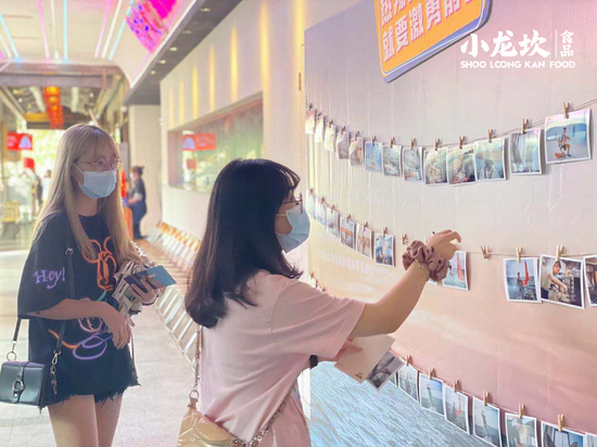 到场粉丝在打卡处留念,并在明信片上写下祝语