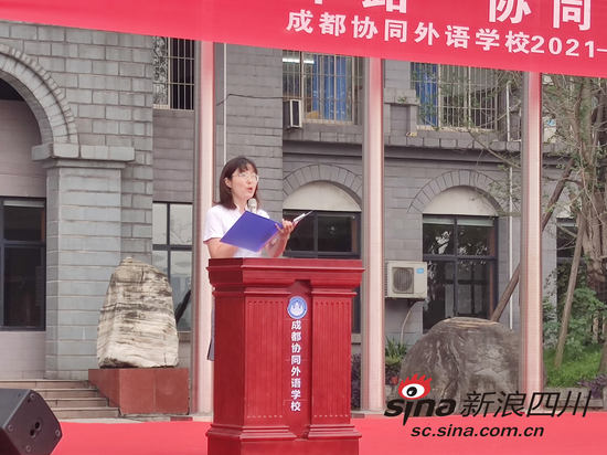 教师代表加伶俐