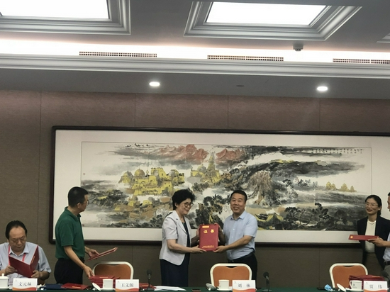 中国民办教育协会会长刘林给宏文学校总校长任国芳颁奖
