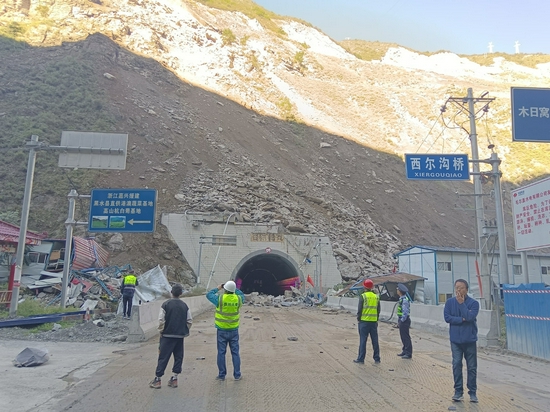 西爾隧道上方山體垮塌后