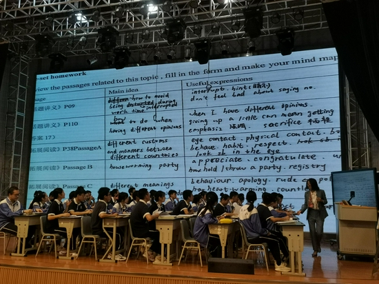 邵春莉在市级菜单培训献课