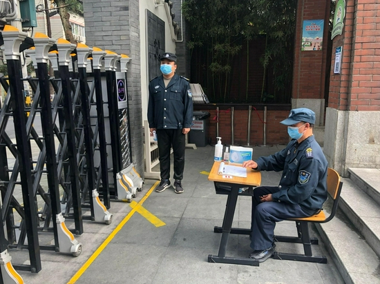 安保人员,严阵以待