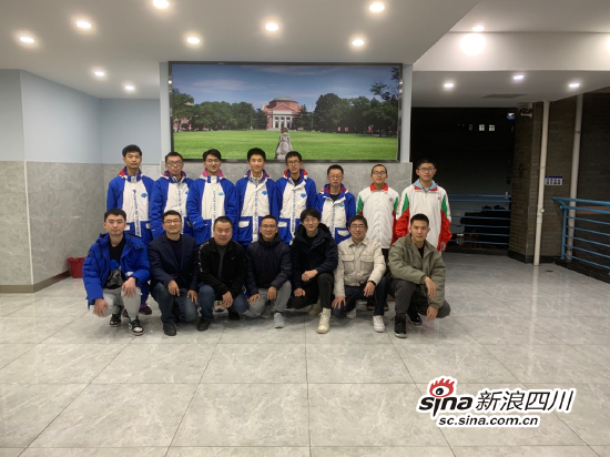 学科教练与参赛学生合影