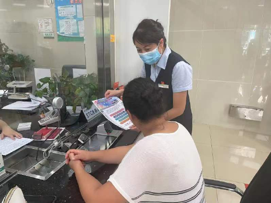 刘红霞为客户讲解金融知识