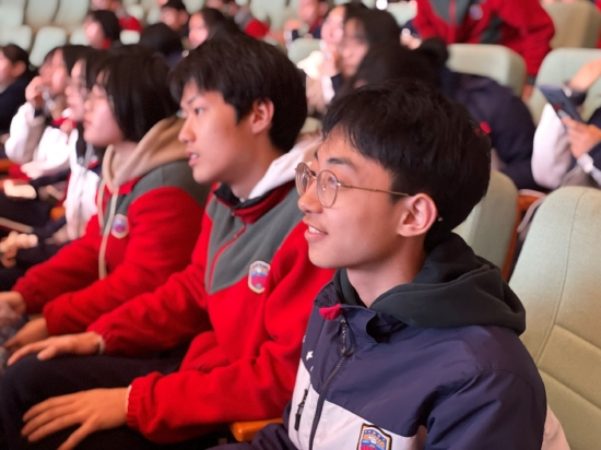新川外国语学校高中部散学典礼,开心的学生们