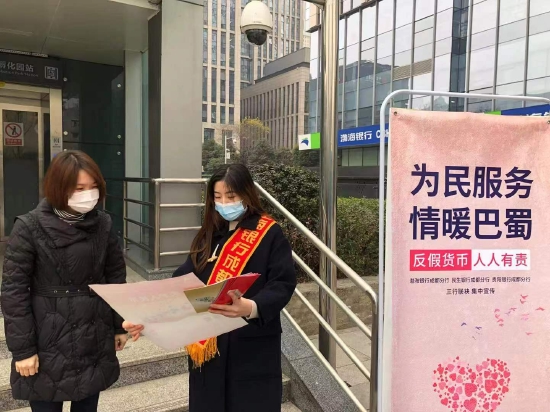 “联合宣传小队”在地铁口开展宣传