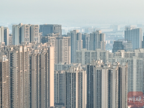 夕阳西下满城金黄 云雾绕城美如画