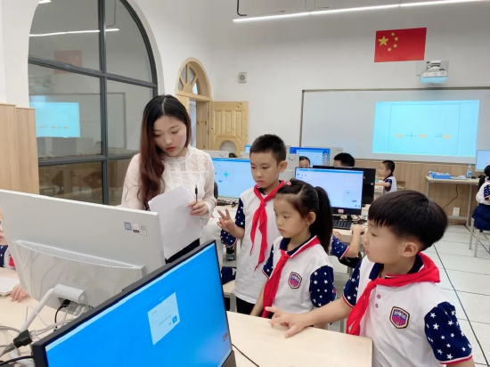 陈婷老师指导学生学习编程