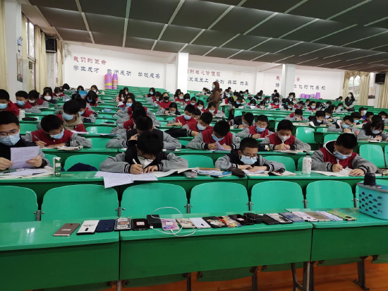 疫情期间 周末留校生在校自习