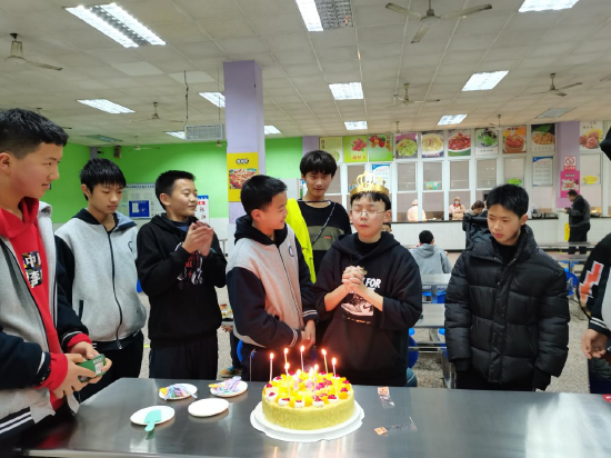 学校为周末留校生过生日