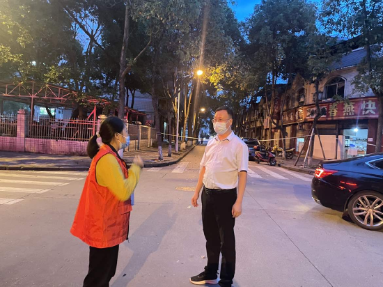大英县委副书记王玉军到贾岛街督导县司法局包保小区疫情防控工作
