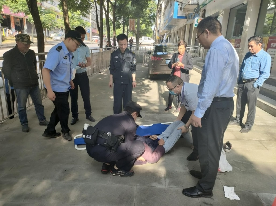 農行員工配合民警急救老人