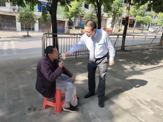 廖維國為老人遞去溫熱水