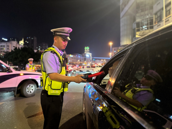 夜阑人静时，他尽职履责，雷霆查处酒醉驾等重点违法行为，守护群众平安路