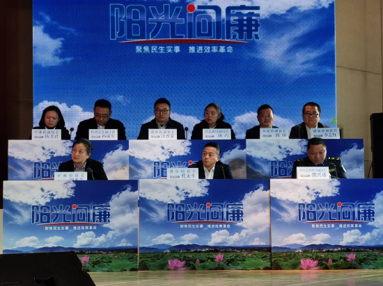 被问廉对象现场作答。