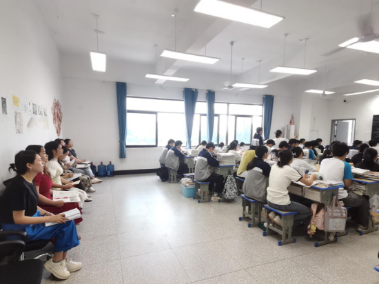 认真观摩学习的老师们