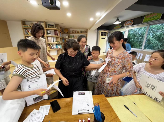 同学和家长踊跃参与红军故事问答和诗词联句