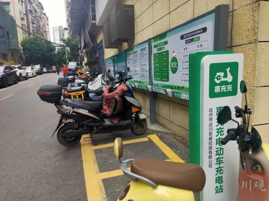 建在“三無”小區(qū)外的充電樁。