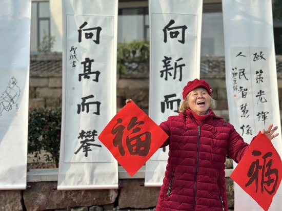 现场领取到“福”字的村民(涂戈 摄)