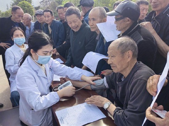 醫療隊為老兵做體檢